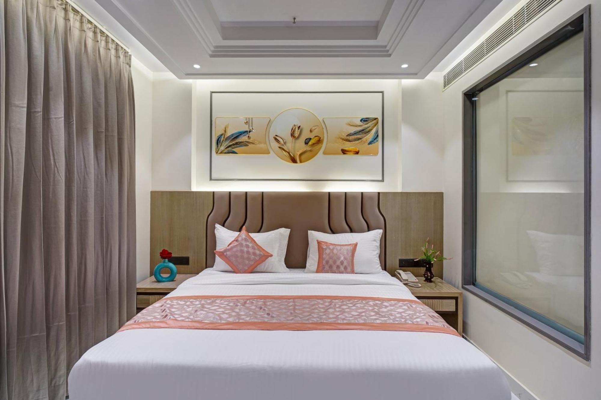 Newly Built Gold The Royal With Rooftop Restaurant - 2Mins Walk From New Delhi Rail Station & 5Mins From Connaught Place 외부 사진