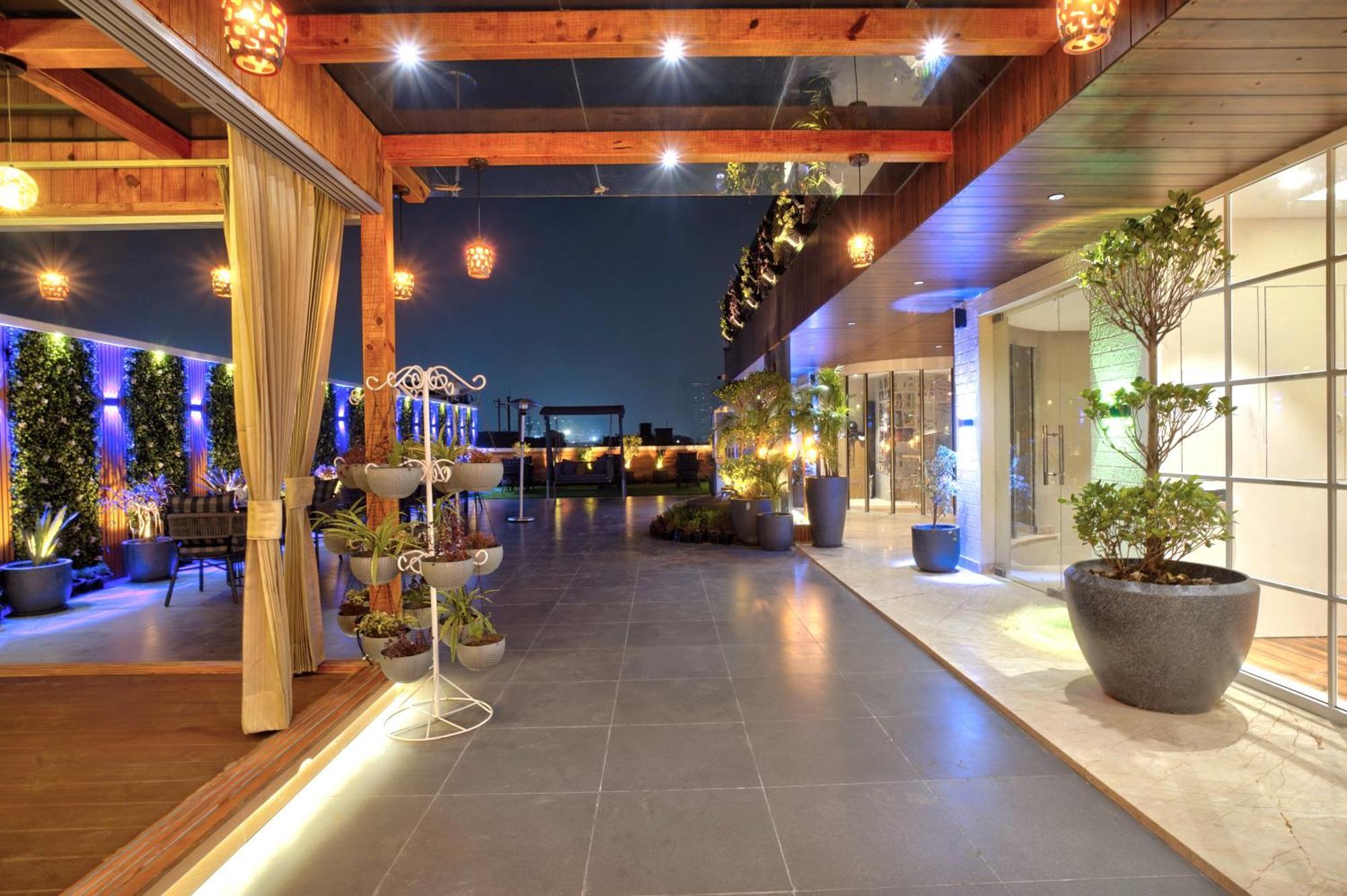 Newly Built Gold The Royal With Rooftop Restaurant - 2Mins Walk From New Delhi Rail Station & 5Mins From Connaught Place 외부 사진