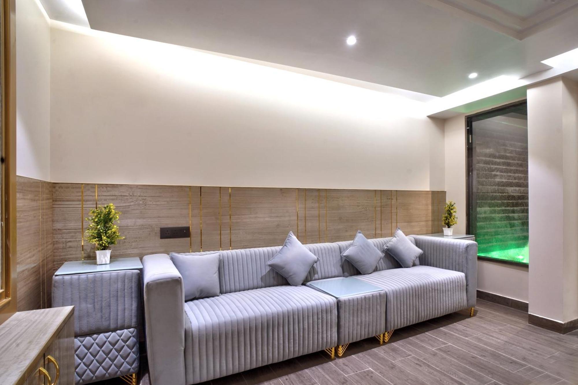 Newly Built Gold The Royal With Rooftop Restaurant - 2Mins Walk From New Delhi Rail Station & 5Mins From Connaught Place 외부 사진