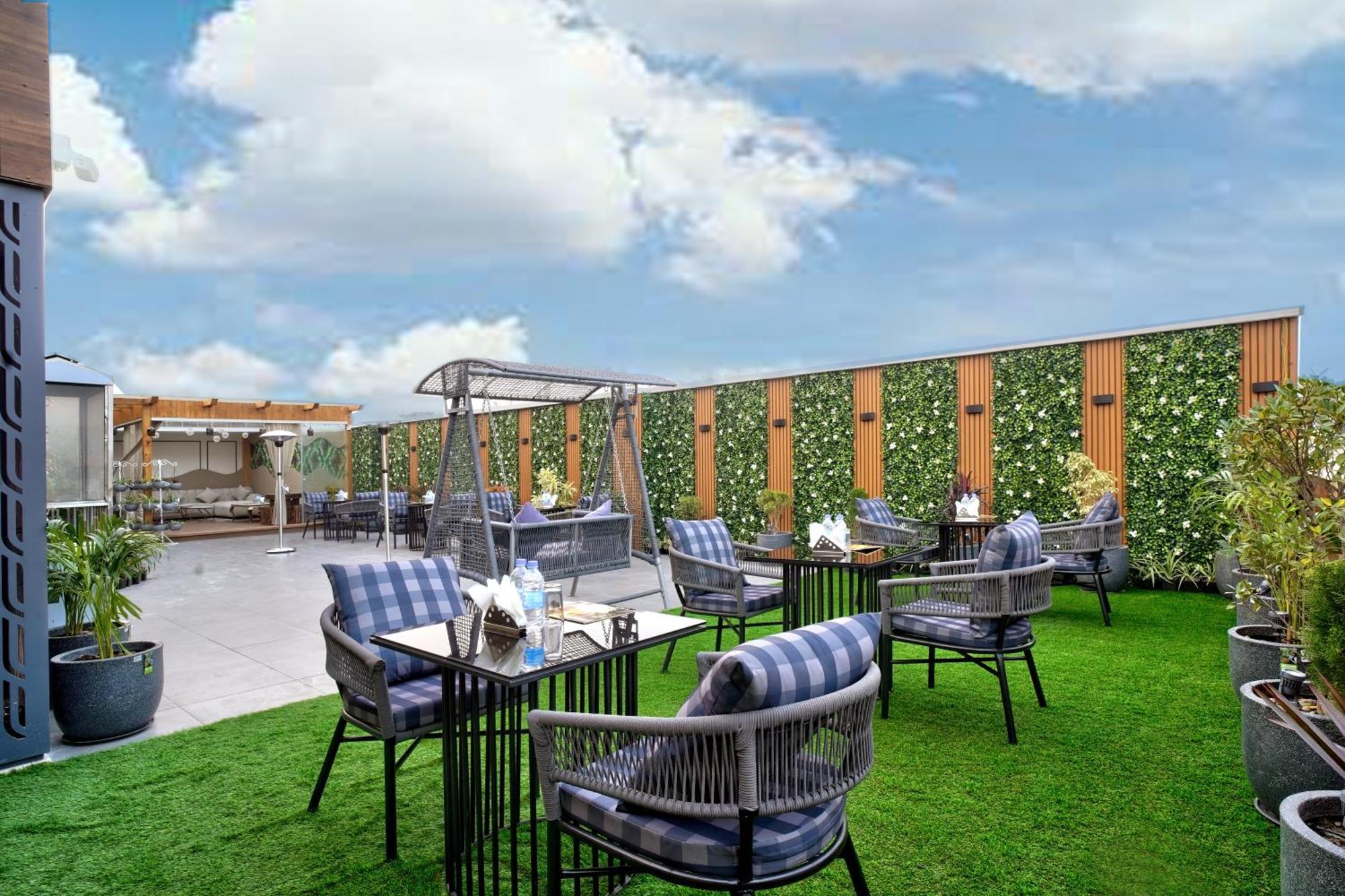 Newly Built Gold The Royal With Rooftop Restaurant - 2Mins Walk From New Delhi Rail Station & 5Mins From Connaught Place 외부 사진