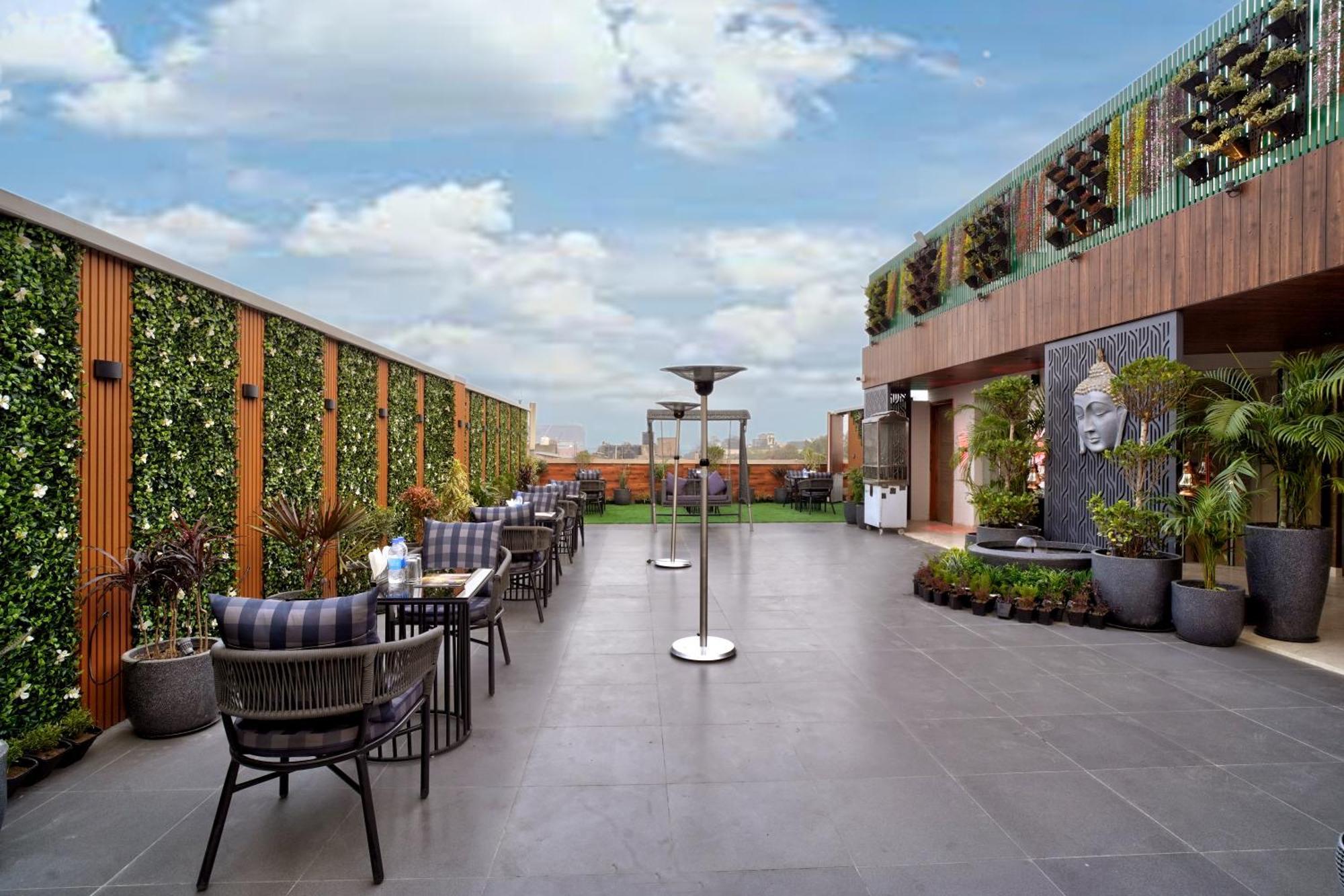 Newly Built Gold The Royal With Rooftop Restaurant - 2Mins Walk From New Delhi Rail Station & 5Mins From Connaught Place 외부 사진